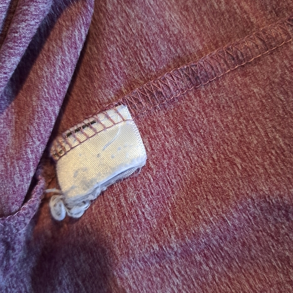 Untuckit men's XL lt red 3 button shirt has small hole puctured, for layering - Picture 6 of 6